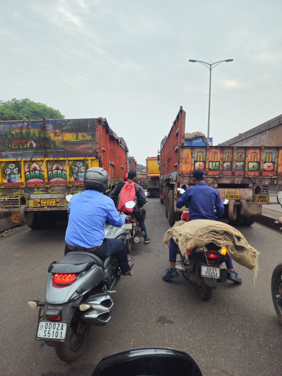 Pravat_55's tweet photo. Despite celebrating Zero Fatality &amp; Road Safety week in Paradip, the reality is grim. 95% of NH roads blocked by heavy vehicles, putting everyday commuters in a daily battle with death. Urgent actions needed for safer roads .#RoadSafety #ParadipSafety 
@CollectorJspur @DGPOdisha https://t.co/dYziAIC1kn