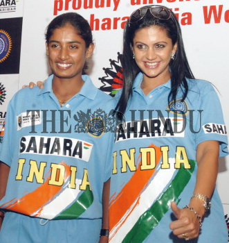 IWTKQuiz's tweet photo. Mandira Bedi, in her individual capacity, got sponsors for the Indian women's cricket team between 2003 and 2005.

@mandybedi was the brand ambassador for jewelry brand Asmi and waived her fee for ads, so that it could be put into women's cricket team. https://t.co/Wskyk7GQIe