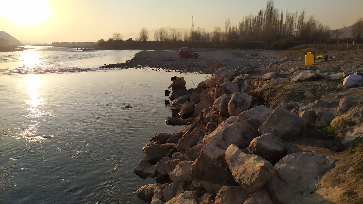 jazziko's tweet photo. Жители сёл рядом с водохранилищем Кемпирабад не имеют доступа к питьевой воде и набирают воду из реки Яссы, впадающей в водохранилище. Водовозы, портеры с флягами, и, как эта девочка, вручную носят воду каждый день, пока жители стратосферы улучшают нашу жизнь, меняя флаг страны. https://t.co/9eYCTqE2F5