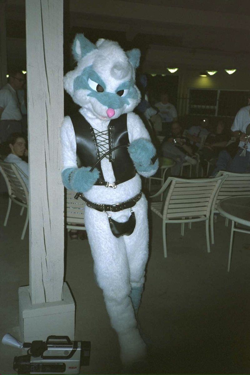murrfdaysharty's tweet image. we should turn all fur cons back into this and im 1000% deadass