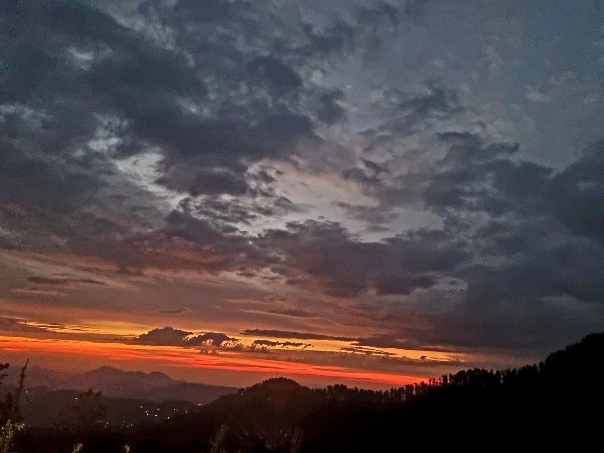 Fading_echoeS_'s tweet photo. There's nothing more magical than watching a sunset
Wish you all health, peace n blessings
#SunsetShow
#mondaythoughts https://t.co/CLqK1HM6ML