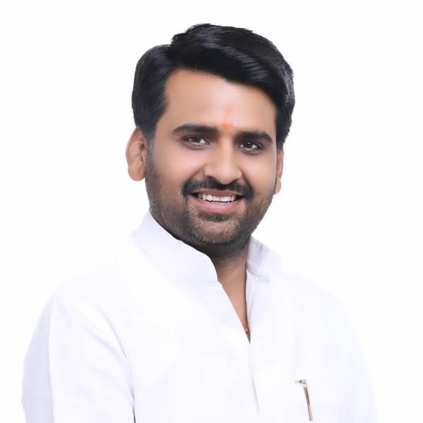 RUSUofficial's tweet photo. राजस्थान विश्वविद्यालय के छात्रसंघ महासचिव रहे श्री ललित यादव जी को मुण्डावर से विधायक निर्वाचित होने पर @RUSUofficial परिवार हार्दिक बधाई एवं शुभकामनाएँ प्रेषित करता है ।💐
@LalitYadavy https://t.co/yKia7nyRqJ