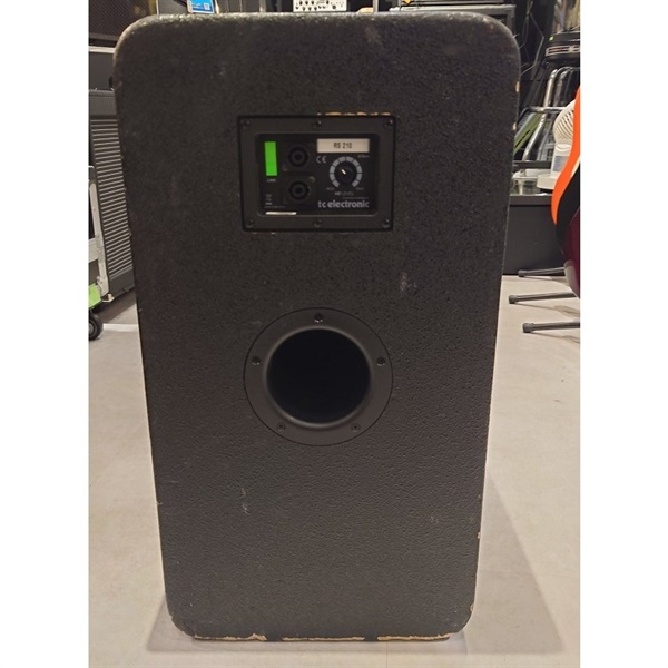 grandeybass_tyo's tweet image. 【プライスダウン】
#tcelectronic
RS210 【USED】
￥49,500（税込み）

当店常連様の高松浩史氏 (THE NOVEMBERS)放出品がプライスダウンにてご案内✨

コンパクトながらも埋もれない芯のあるベースラインを表現できるキャビネットです！

🔻商品詳細はコチラ🔻
ikebe-gakki.com/Form/Product/P…