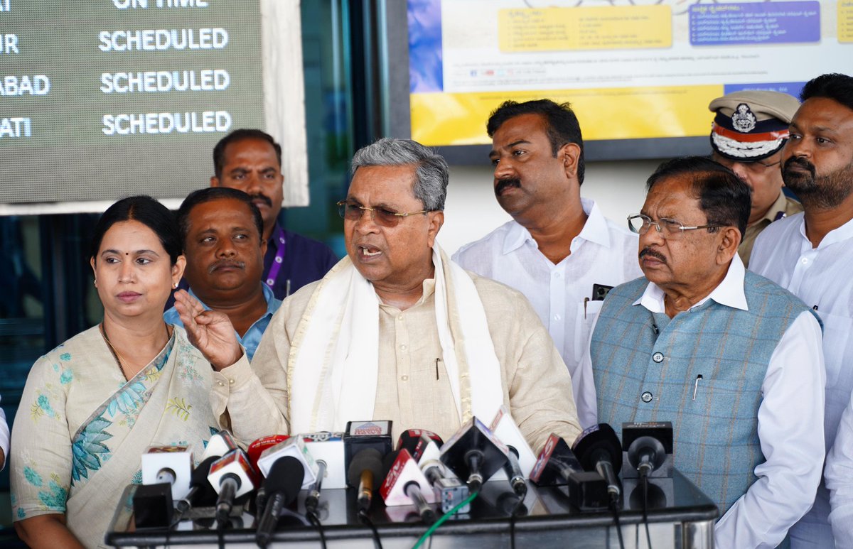swaraj76's tweet image. @siddaramaiah keeps @DrParameshwara on his side.
#session2023 #belagavi