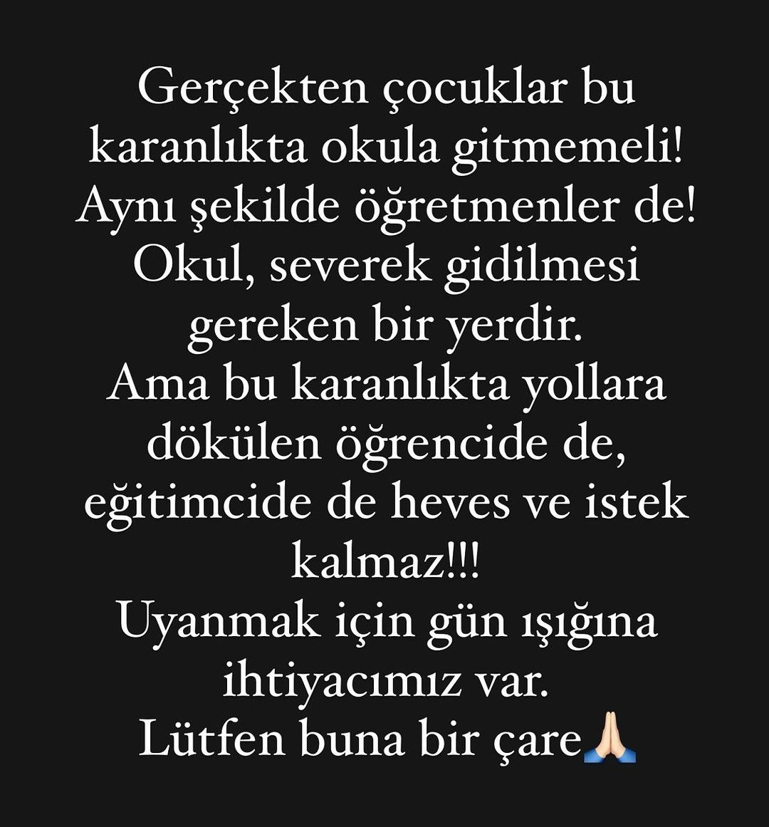 ogretmensitemiz's tweet photo. Zifiri karanlıkta okula giden öğrenci ve öğretmenler. Bunun kime ne faydası var. Ya saatleri eskisi gibi geriye alın ya da okula başlama saatlerini değiştirin https://t.co/BjZ0Xuvp4o