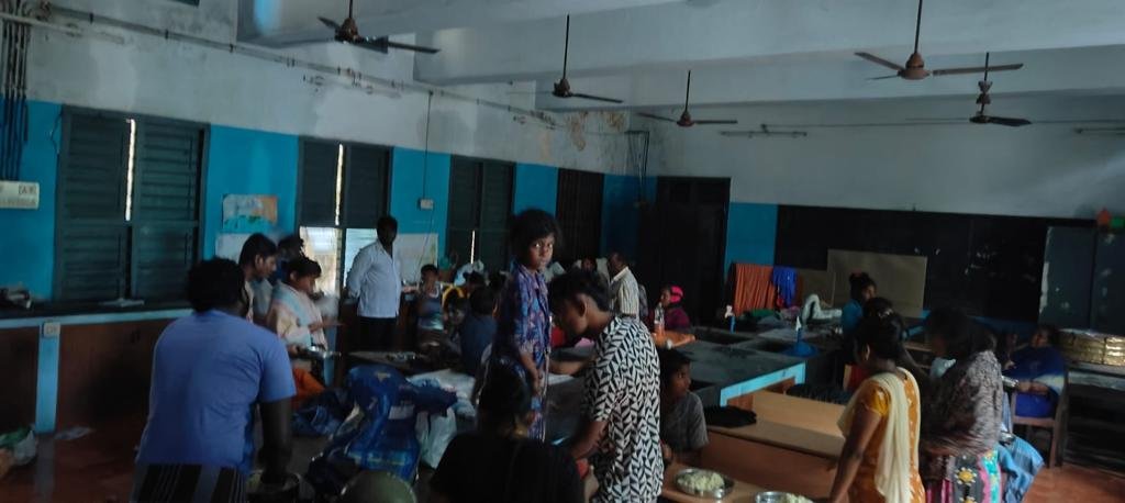 chennaipolice_'s tweet photo. #Michaung CYCLONE   

Today morning 33 people including 8 children living in Bazar Street were rescued from there and placed in the Chennai Corporation Government School at East Koovam Road, Chintadripet, Chennai. 

 #ChennaiRain #Update
@SandeepRRathore
@R_Sudhakar_Ips
@ChennaiTraffic