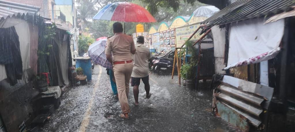 chennaipolice_'s tweet photo. #Michaung CYCLONE   

Today morning 33 people including 8 children living in Bazar Street were rescued from there and placed in the Chennai Corporation Government School at East Koovam Road, Chintadripet, Chennai. 

 #ChennaiRain #Update
@SandeepRRathore
@R_Sudhakar_Ips
@ChennaiTraffic