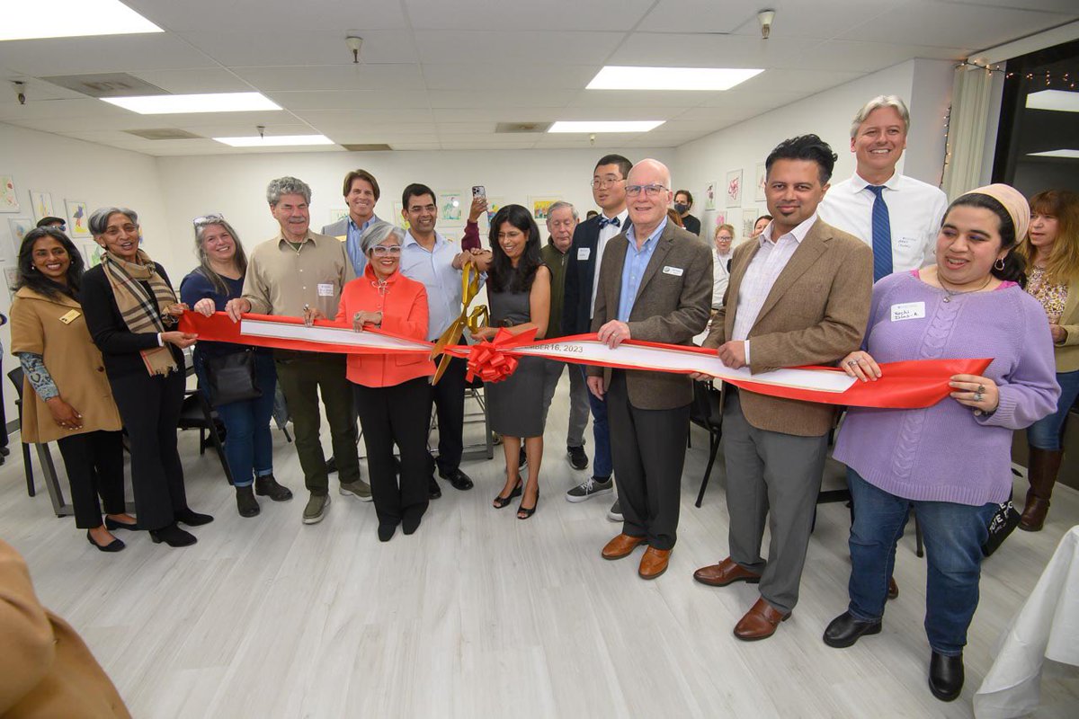 ritika_artist's tweet photo. Honored to have @Mayor Bill Peake and council members @ChapsForPG Chaps Poduri join us for our Ribbon cutting ceremony today in Pacific Grove,California. Special thanks to the talented @alkajoshi for gracing us with her presence. @PacificGrove #comunityart #Empowerment https://t.co/Yw3eL7bEtX