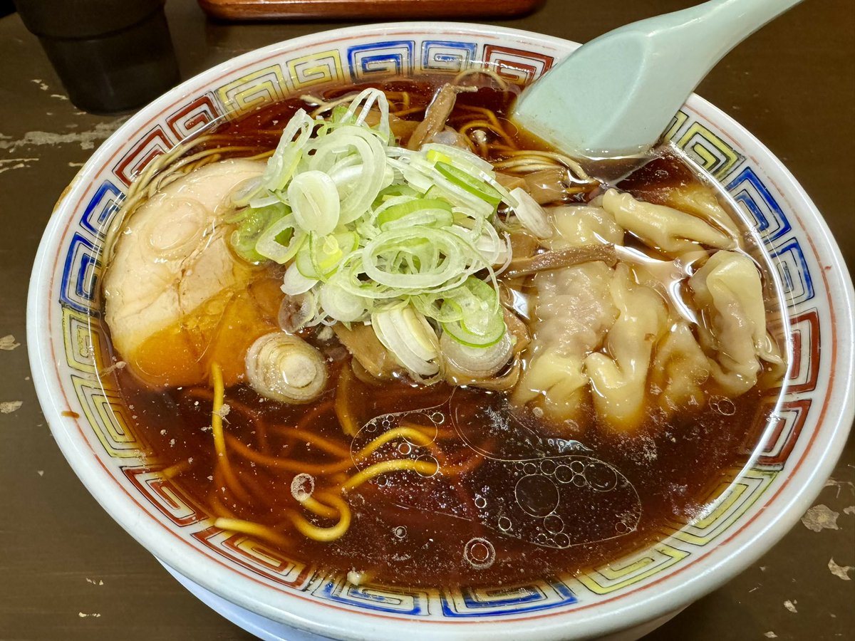 misa_nir's tweet photo. 丸中華そば
雲呑中華そばの醤油細麺、ネギ塩肉ごはん
うま〜！醤油キリッとして美味い

#今日のミサラー https://t.co/6eBXkCwomW