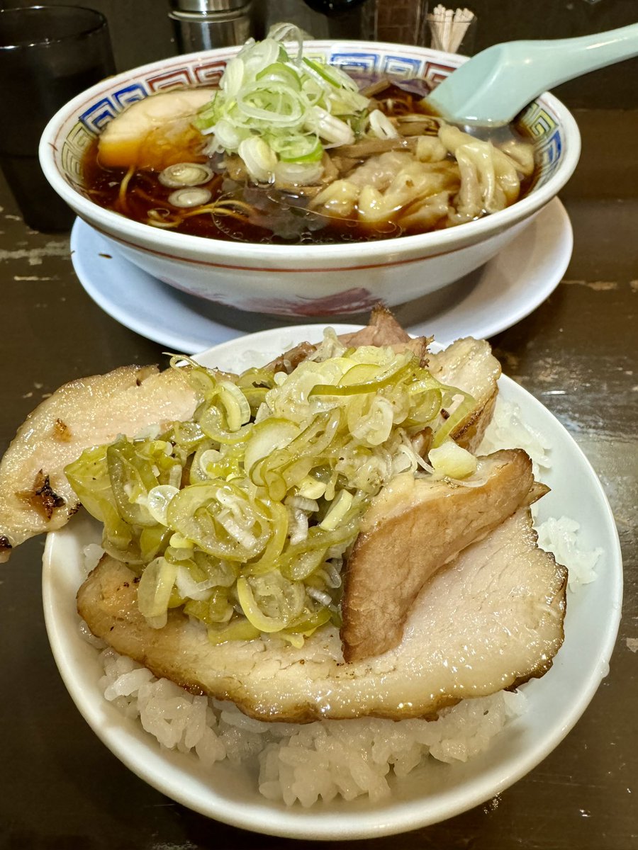 misa_nir's tweet photo. 丸中華そば
雲呑中華そばの醤油細麺、ネギ塩肉ごはん
うま〜！醤油キリッとして美味い

#今日のミサラー https://t.co/6eBXkCwomW