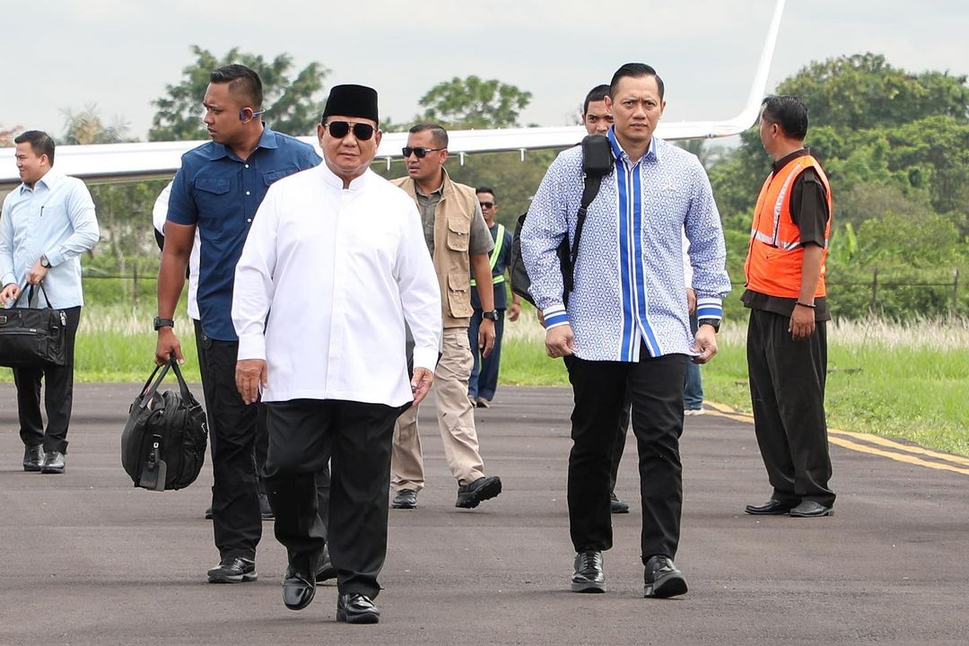 PDemokrat's tweet photo. Rasanya sangat senang dan haru melihat semangat para kader dan juga simpatisan Partai Dmeokrat saat Ketum AHY mendampingi Capres Pak @prabowo dalam perjalanan kunjungan ke Pondok Pesantren Miftahul Huda hari Sabtu, 2 Desember 2023.

#JabarTetapPrabowo 
#MenangkanDemokrat 
#MenangkanPrabowo
