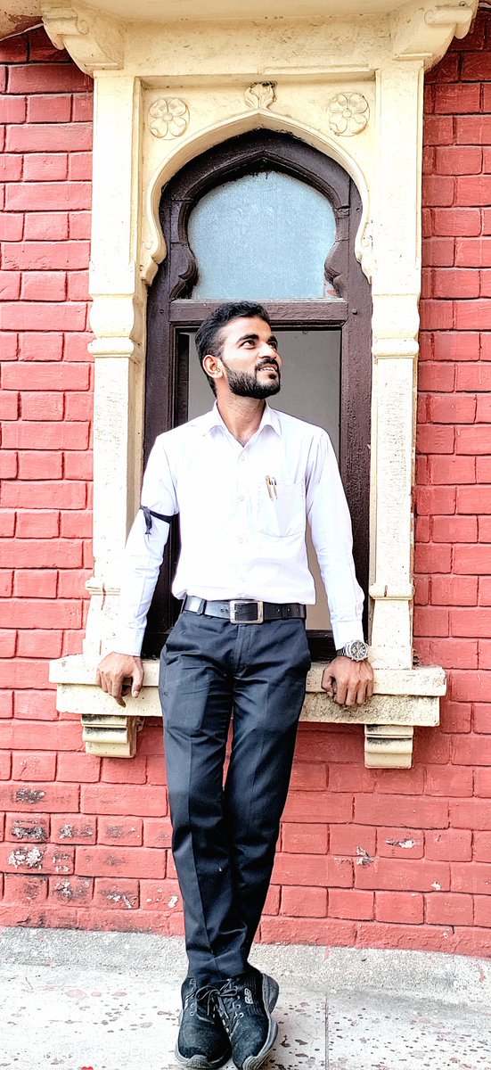 Dwivedi_AUSU's tweet photo. अँग्रेजी विभाग मे फोटो खिंचवाने और अँग्रेजी विषय वाले दोस्त बनाने से अँग्रेजी नहीं आने वाली मित्रों 😅❤️

वह बात अलग है कि अँग्रेजी वाली आपके जीवन में आ जाए!😬

#allahabaduniversity #Allahabad https://t.co/Qcol80iH4P