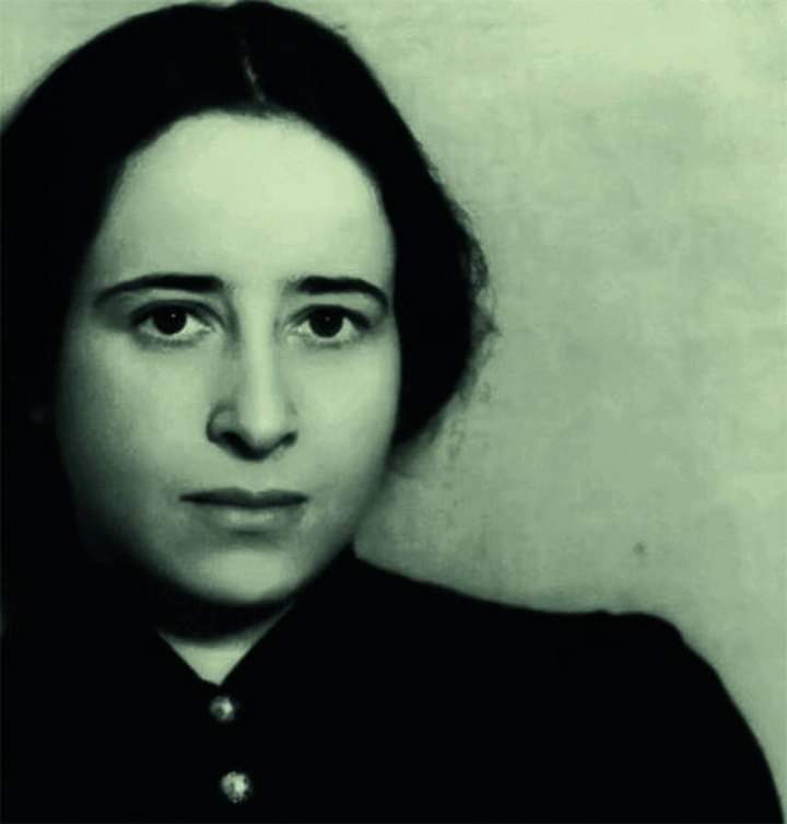 "Bir ülkede sürekli yalanlar söylenmesinin vahim sonucu herkesin o yalanlara inanmaya başlaması değil, artık kimsenin hiçbir şeye inanmadığı bir iklim oluşmasıdır. Bu iklimde de istediğiniz her şeyi yapabilirsiniz"

#HannahArendt anısına, saygıyla...