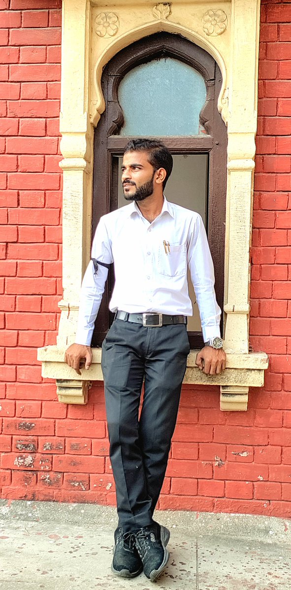Dwivedi_AUSU's tweet photo. अँग्रेजी विभाग मे फोटो खिंचवाने और अँग्रेजी विषय वाले दोस्त बनाने से अँग्रेजी नहीं आने वाली मित्रों 😅❤️

वह बात अलग है कि अँग्रेजी वाली आपके जीवन में आ जाए!😬

#allahabaduniversity #Allahabad https://t.co/Qcol80iH4P