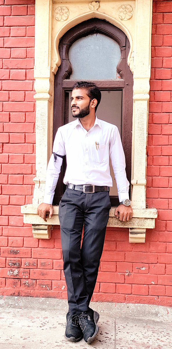 Dwivedi_AUSU's tweet photo. अँग्रेजी विभाग मे फोटो खिंचवाने और अँग्रेजी विषय वाले दोस्त बनाने से अँग्रेजी नहीं आने वाली मित्रों 😅❤️

वह बात अलग है कि अँग्रेजी वाली आपके जीवन में आ जाए!😬

#allahabaduniversity #Allahabad https://t.co/Qcol80iH4P