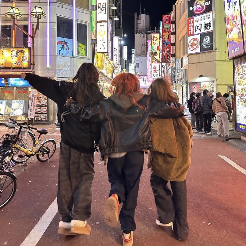 ⋆ tweet media