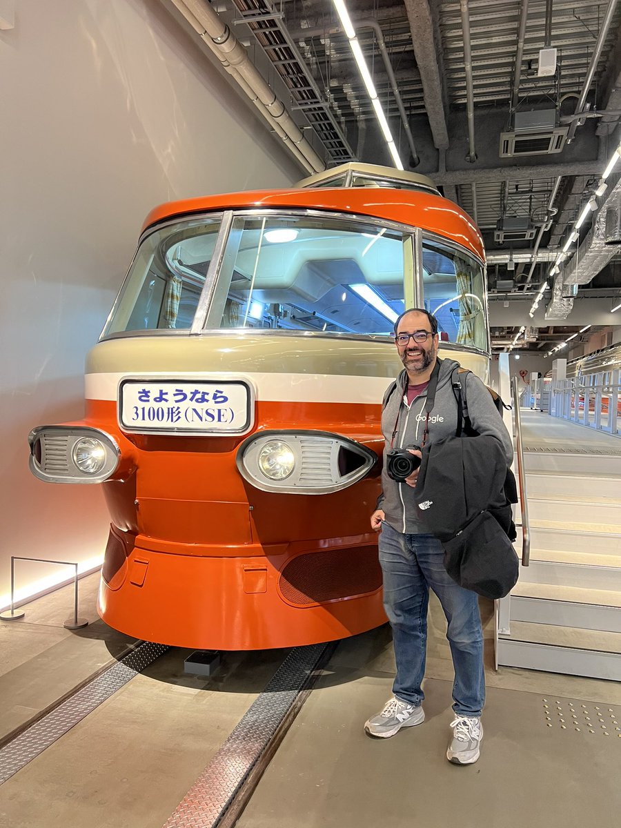 Japonismo's tweet photo. El objetivo de este viaje era disfrutar del momiji, pero en la vida del japonista de pro hay otra cosa muy importante: ¡los trenes! Así que esta mañana hemos hecho una excursión #FunWithTrains al museo del Romancecar en Ebina ❤️ https://t.co/xdrVErKr87