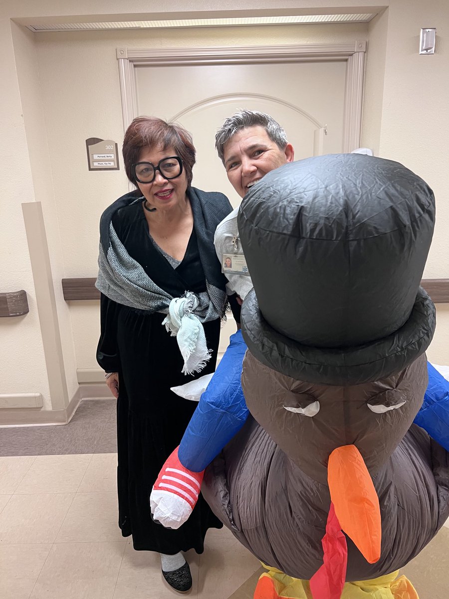 ArseniaFe99098's tweet image. A Turkey visited me in my office! Actually, their Ambulance Company #HEALTHQUEST Is one of my Sponsor on some of Big Events I have. From Food, To Gifts, to Rides.  Thanks CJ! Marketing Director of HEALTHQUEST.
