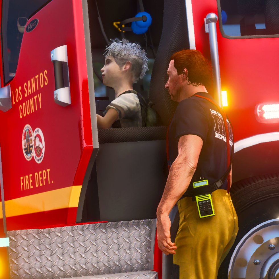 lefrgtav's tweet photo. L'Engineer McHolland guide un jeune garçon lors de la visite de l'engin pompe 107.
#lawenforcement #lacofd #intervention #secours #pompies #lscofd #feu #fivem #roleplay #fire #firefighter https://t.co/LfYHvw9Vfk