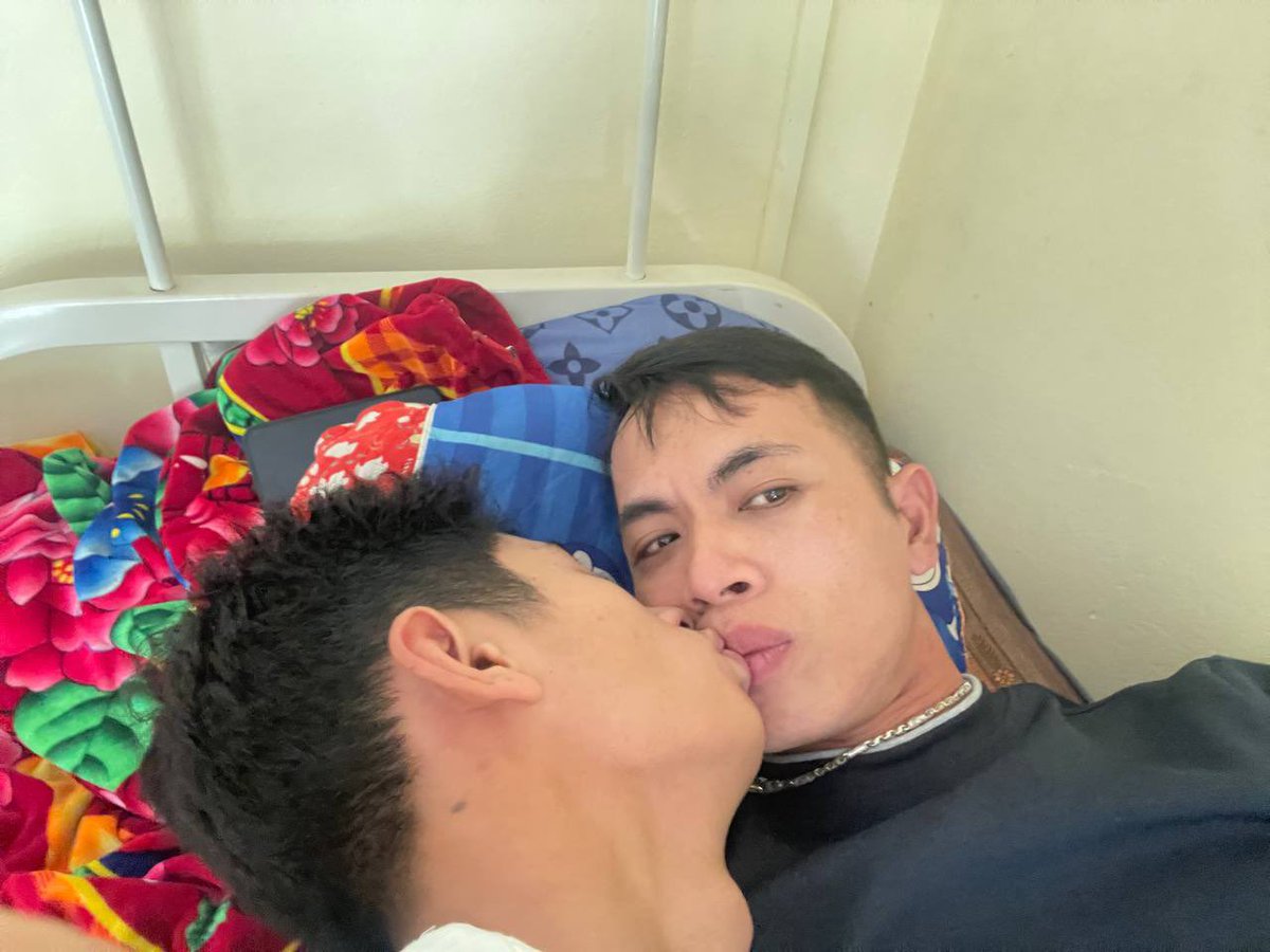 Canh150585's tweet photo. @c41798160  Chỉ thơm anh trai thôi nhỉ 😂 https://t.co/9jz1vD08B1