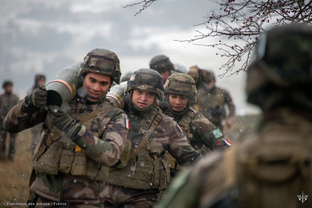 40RA_Officiel's tweet photo. Depuis l’Europe de l’Est, le Moyen-Orient, l’Afrique et la Champagne-Ardennes les artilleurs du 40 souhaitent bonne fête à leurs camarades artilleurs, sapeurs, pompiers, artificiers, mineurs… Bonne fête à nous, et par Sainte-Barbe…👊 💥#SainteBarbe #MondayMotivation https://t.co/thVSb5DFzm