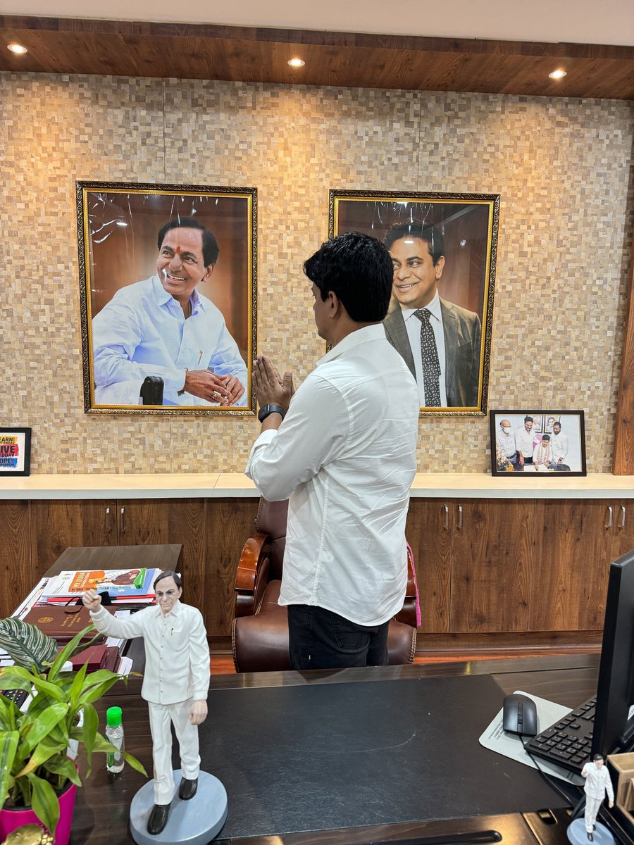 JAGANBRS's tweet photo. చివరిసారిగా... అధికారిక హోదాలో...🙏

తెలంగాణ ఉద్యమ సమయం నుండి నేటి వరకు పార్టీ పిలుపునిచ్చిన అన్ని కార్యక్రమాలలో క్రియాశీలకంగా వ్యవహరించినందుకు గౌరవ ముఖ్యమంత్రి #KCR గారు "తెలంగాణ స్టేట్ టెక్నాలజీ సర్వీసెస్ - చైర్మన్" గా అవకాశం కల్పించారు.

@KTRBRS గారి మంత్రిత్వ IT శాఖలో కీలకమైన స్టేట్ టెక్నాలజీ సర్వీసెస్ అనే ప్రతిష్టాత్మకమైన కార్పొరేషన్కు నన్ను చైర్మన్గా నియమించడం ఒక ఉద్యమకారుడిగా నాకు దక్కిన గౌరవంగా భావిస్తాను 

ప్రతిరోజు కార్యాలయానికి రాగానే గౌరవ ముఖ్యమంత్రి కేసీఆర్ గారి చిత్రపటానికి నమస్కారం చేసి విధులు నిర్వహించడం నా అనవయుతి. ఈరోజు అది చివరిసారి..

గౌరవ కేసీఆర్ గారు ముఖ్యమంత్రి పదవికి రాజీనామా చేసిన తర్వాత ఈ హోదాలో నేను కొనసాగడం అసమంజసంగ భావించాను.
కాబట్టి ఈరోజు టీఎస్ టీఎస్ చైర్మన్ పదవికి నా రాజీనామాను సంబంధిత అధికారులకు పంపించాను 

IT శాఖకు కేటీఆర్ గారు ఎనలేని వన్నె తెచ్చాడు అనడంలో ఎవ్వరికి ఏ సందేహం లేదు. గతంలో మరియు భవిష్యత్తులో ఇటువంటి ఐటీ శాఖ మంత్రిని మళ్లీ చూస్తామా అనే సందేహం అందరిలో ఉంది

ఇటువంటి నాయకుని శాఖలో చైర్మన్ విధులు నిర్వహించడం నా అదృష్టం గా భావిస్తాను..

కేసీఆర్ గారి భవిష్య కార్యాచరణకు అనుగుణంగా పనిచేయుటకు గులాబీ సైన్యంలో అందరి వలె నేను కూడా సిద్ధంగా ఉన్నాను...✊

జై తెలంగాణ జై కేసీఆర్ జై కేటీఆర్ 

పాటిమీది జగన్మోహన్ రావు 
బీఆర్ఎస్ పార్టీ