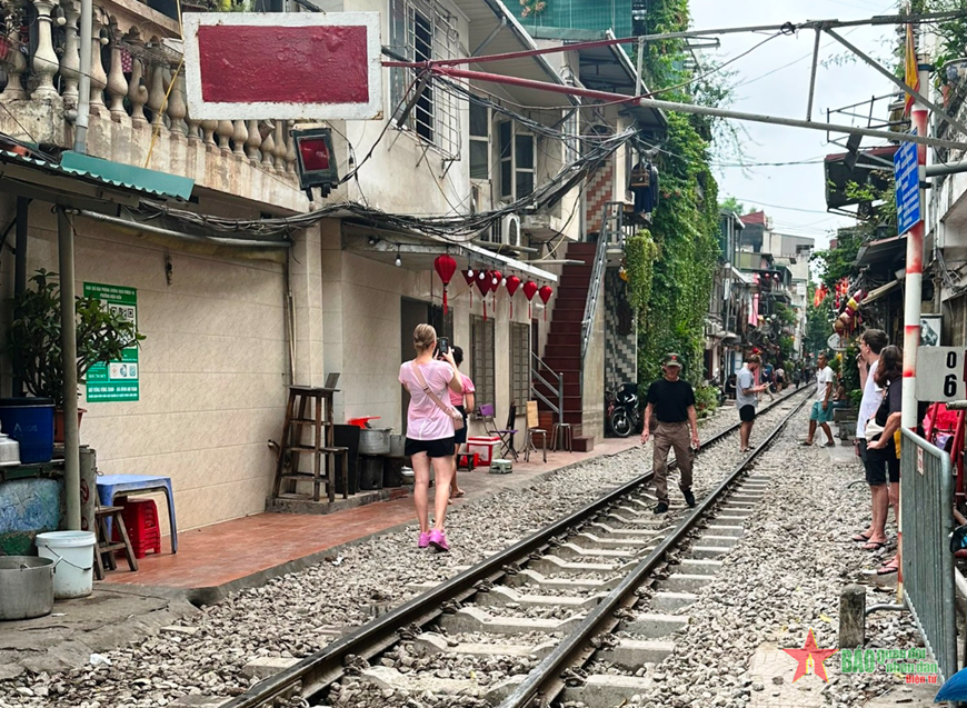 anthonyree97191's tweet photo. Du khách vẫn vượt rào dù "cà phê đường tàu" đóng cửa
Thời gian qua, để tăng cường an toàn giao thông đường sắt, Hà Nội đã triển khai nhiều giải pháp hạn chế việc vi phạm hành lang an toàn, trong đó có khu vực "cà phê đường tàu". https://t.co/x0Ei5UaBc7
