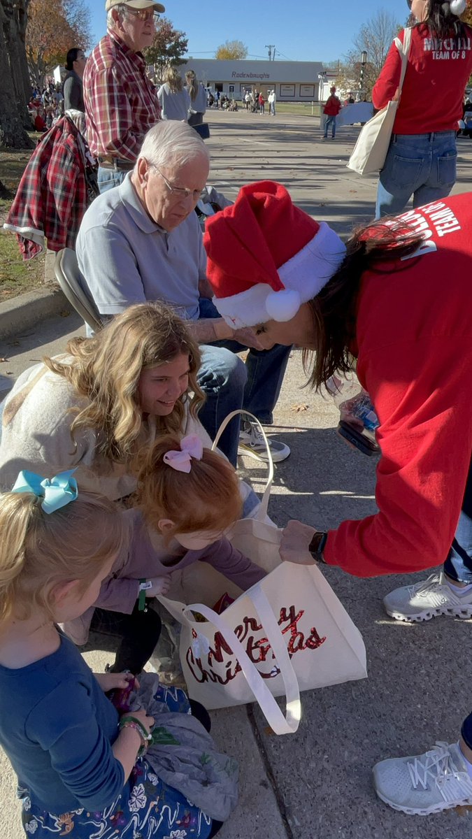 gingercollier's tweet photo. @RobinAISD @Allen_ISD Thank you for making my great nieces first live parade feel special! https://t.co/hiRhzMhXwe