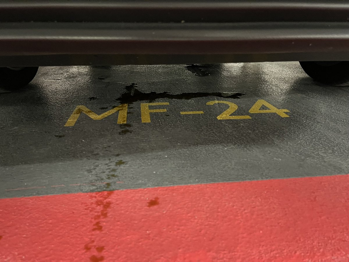 BxllaAnxar's tweet photo. Sabtu lepas hantar kereta pergi second service dkt MBf, Jln Sultan Ismail. Lepas settle singgah TRX nak exchange item dkt Sephora.

Waktu nak pickup kereta dkt valet staff dorang cakap minyak hitam bocor &amp; dorang tak berani nak drive 😭 terpaksa tow ke service centre https://t.co/5KMIDQGY3q
