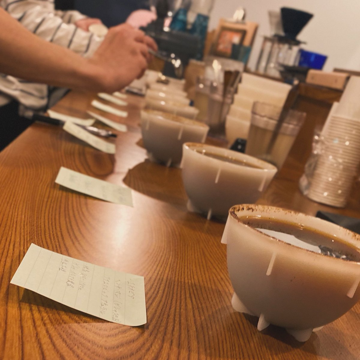 1cafe_tcg's tweet photo. 昨日は、1cafeにてコーヒーのテイスティング（飲み比べ）イベントがありました

同じコーヒーなのに味も香りも違うんです
甘かったり
フルーティーだったりします
ピーチウーロンのような香りや味のコーヒーなんて信じられますか？

ただ苦いだけがコーヒーないんですよね https://t.co/O5s65xats7
