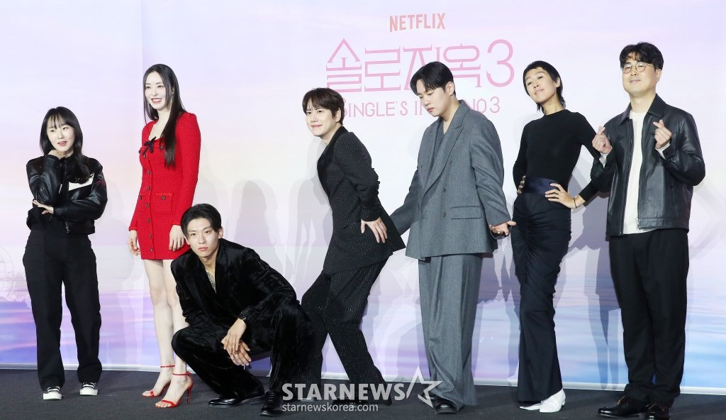 daheegallery's tweet photo. With #SinglesInferno3 cast &amp; directors ❤️

#LeeDaHee #이다희 #솔로지옥3 #kyuhyun #hanhae #hongjinkyung #dex https://t.co/ric6jbcXzt
