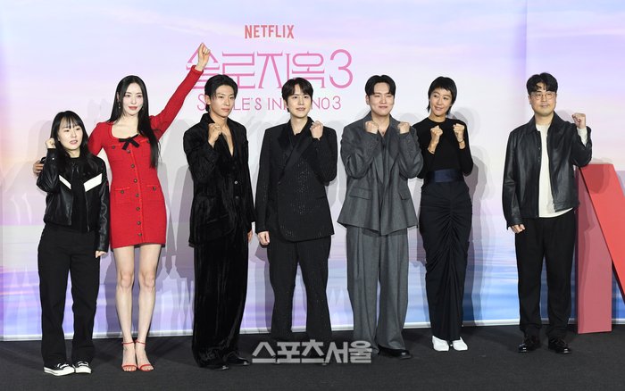 daheegallery's tweet photo. With #SinglesInferno3 cast &amp; directors ❤️

#LeeDaHee #이다희 #솔로지옥3 #kyuhyun #hanhae #hongjinkyung #dex https://t.co/ric6jbcXzt