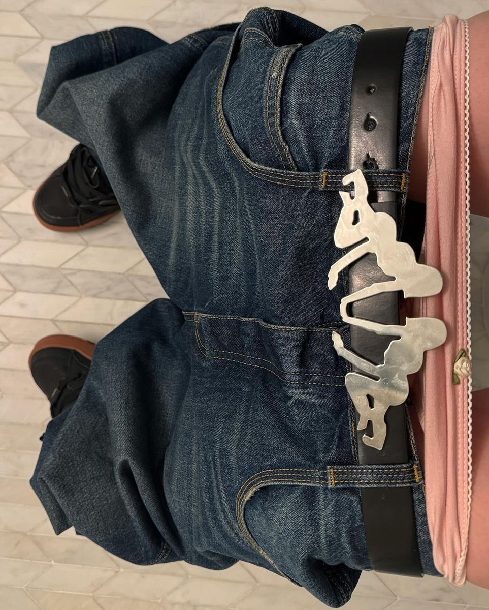 billie via instagram:

“obrigada variety pelo prémio e por me fazerem sair do armário às 11 da manhã em vez de falarem de qualquer outra coisa importante. gosto de rapazes e raparigas, deixem-me em paz com isso, por favor. literalmente quem quer saber? ouçam “what was i made for”