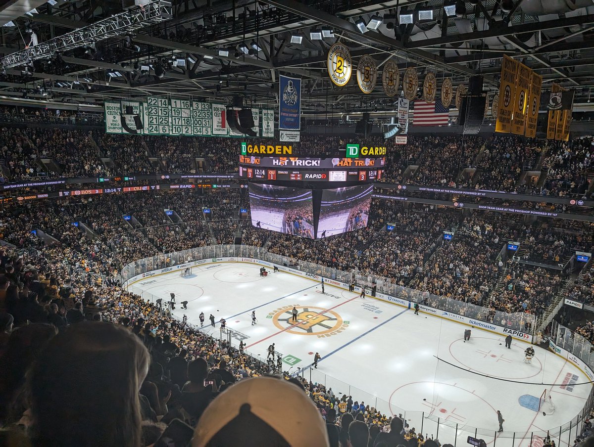 NYCScarfGuy's tweet photo. Alright, the garden is a fun atmosphere as a fan with no stake in the game, I'll admit it. https://t.co/13jI2mKns8