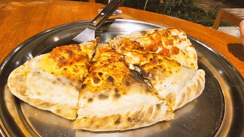 plagunap's tweet photo. @andrespucci @espaciozicatela Cabalmente a sugerencia tuya @andrespucci fuimos a cenar allí.. qué excelente pizza y calzone de @espaciozicatela , y el Ginger Beer una agradable sorpresa. Con seguridad volveremos. https://t.co/fvaKimYFZi
