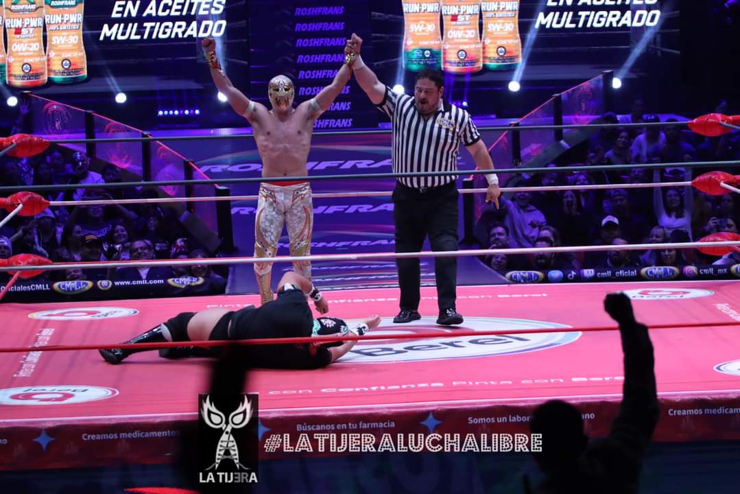 LaTijeraLucha's tweet photo. La lucha súper estelar que duró más de 20 min en mano a mano en la #CatedralDeLaLuchaLibre que se va para el joven sensación #MascaraDorada al aplicar su estrella fugaz sobre #GranGuerrero;lucha que pudo ser para el #HermanitoChulo que mermó la velocidad de la #SensacionDorada... https://t.co/tjAwveiXeQ