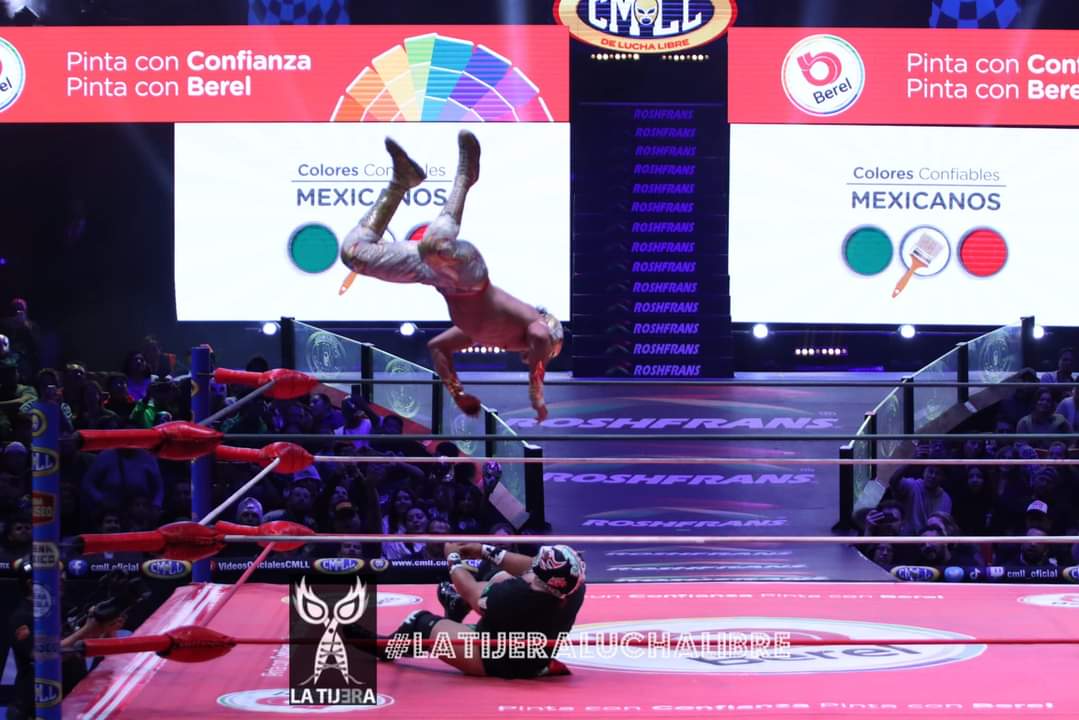 LaTijeraLucha's tweet photo. La lucha súper estelar que duró más de 20 min en mano a mano en la #CatedralDeLaLuchaLibre que se va para el joven sensación #MascaraDorada al aplicar su estrella fugaz sobre #GranGuerrero;lucha que pudo ser para el #HermanitoChulo que mermó la velocidad de la #SensacionDorada... https://t.co/tjAwveiXeQ