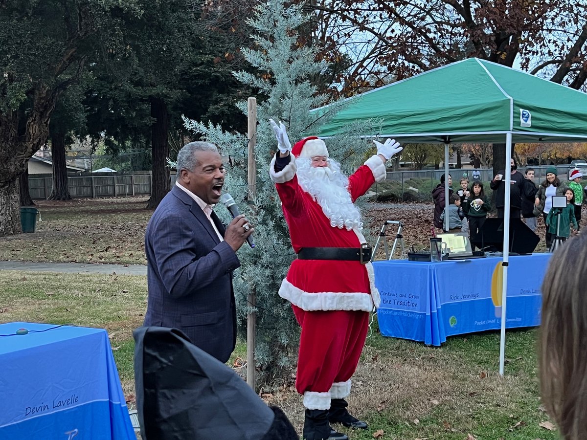CannadyWill's tweet photo. Had a great weekend bringing out over 100 people to help put up the #PocketCanalHolidayLights. A pleasure to join @devinlavelle @RickJenningsD7 @twkayatta @ACATL Rosanna Herber for the offical lighting ceremony tonight. Ty @SacFirePIO for helping Santa to join us. #PocketPride https://t.co/B0kROnVPWy