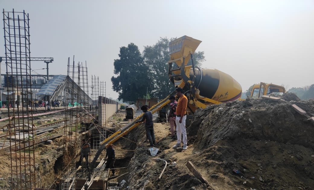 drmprayagrajnc's tweet photo. 2nd Entry Gate work is in progress at Prayagraj Chheoki railway station.
#infrastructure #Infra_NCR https://t.co/wUHMspzbBi