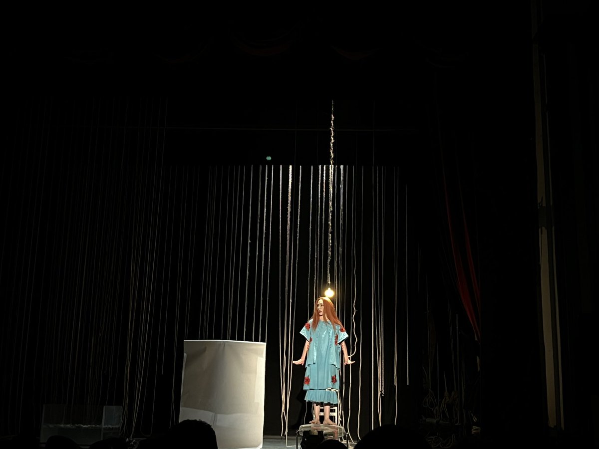 Esta noche en el #TeatroSergioMagaña se realizó la develación de placa por las 100 representaciones del unipersonal #Wilma, de <a href="/ItzhelRazo/">Itzhel Razo</a>.

Nos acompañaron las creadoras escénicas Gabriela Ochoa, Ursula Pruneda y Carmen Ramos. 

¡Enhorabuena! 👏
#SomosTeatro