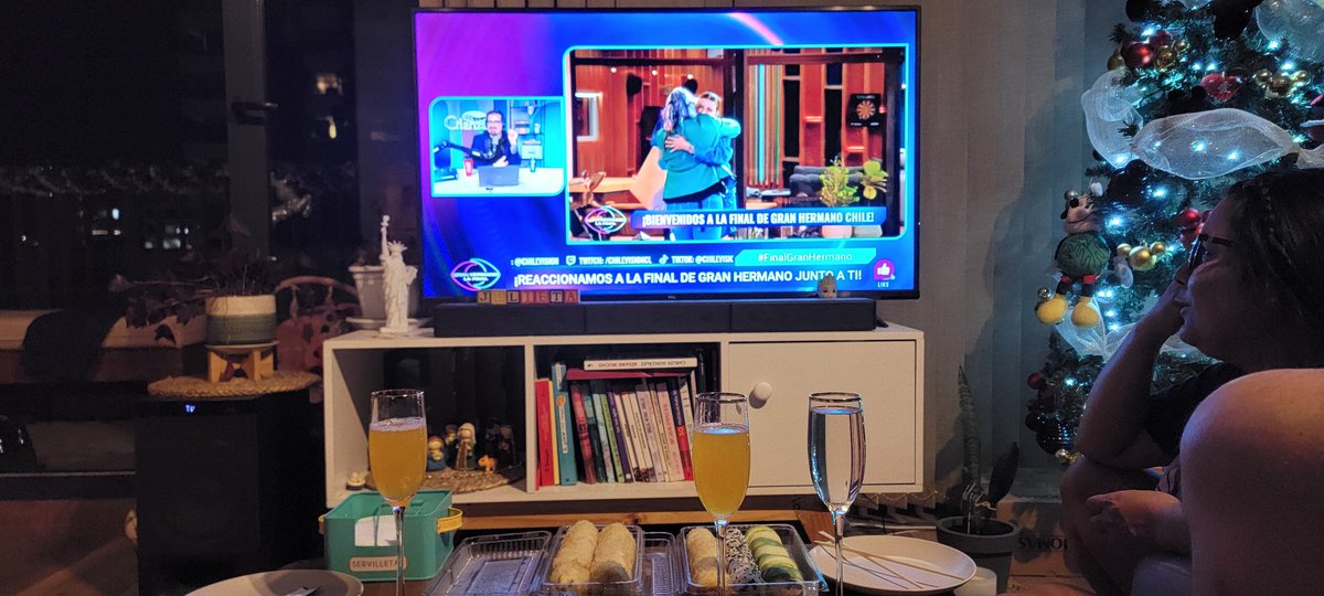 gfoliva's tweet photo. Instalados con Chiporrita y Raquel viendo #FinalGranHermano saludos tío Michoca, lo mejor el react!! @chilevision https://t.co/wILqMDx4wF