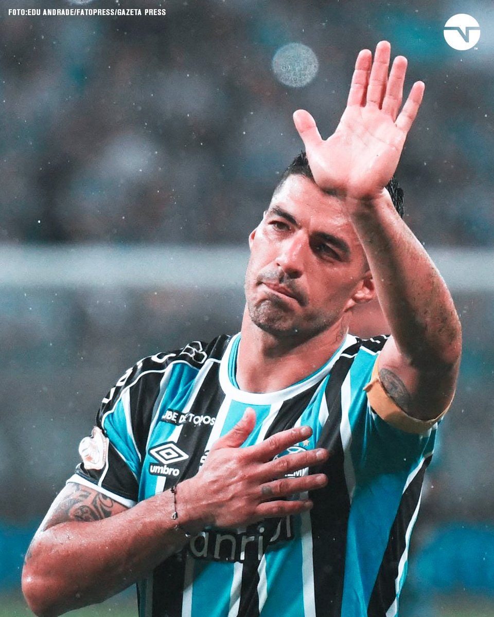 TNTSportsBR's tweet photo. Ídolo.

Uma palavra em carência no futebol brasileiro. Um termo que, quando se conecta com o torcedor, jamais se esquece. Alguém que é pra sempre e não importa se física ou mentalmente. Algo bastante parecido com o que Suárez representou pro Grêmio em 2023 e ficará marcado.

Vão falar que ídolos se medem por títulos, por tempo que ficou no time ou por entrevistas marcantes e provocativas. Suárez foi muito mais que isso. Ele pode ter ficado sem os principais troféus, mas foi intenso do começo ao fim. A hegemonia do estado se manteve. Ele foi a representação gremista nas quatro linhas. Ele foi o curativo pro torcedor que estava ferido. Muito ferido.

Imagina você sair de uma Série B e ter o QUARTO MAIOR ARTILHEIRO do mundo comandando o seu ataque? Imagina? Isso foi vivido pelo torcedor tricolor. Suárez não tinha um dos joelhos e ainda viu a tentação do seu melhor amigo te chamar pra jogar. E ele mesmo assim doou tudo que tinha até o último jogo.

Não fica pela disputa do tetra da América. Uma pena. Mas se o Grêmio chegou lá para disputá-lo, é quase 100% por conta do GÊNIO que ele é. E podia ser mais. Podia sair com um título brasileiro na mala, mas a equipe estava longe do ideal. Porém, Suárez é isso. É diferente pra caramba e fez parecer que o Grêmio nunca deixou de estar na elite. Ele é foda. Ele foi de verdade mesmo.

Não teve tempo difícil na Arena. Era um campo ruim? Gol de Suárez. O campo melhorou? Gol do Suárez. Era GreNal? Aí é golaço do Suárez. Estádio cheio? Gol do Suárez. E nada mais apaixonante que um homem-gol pro torcedor de futebol.

Luis Alberto Suárez Díaz realmente jogou no Grêmio. E merece textão.

Por @victorpadilhas