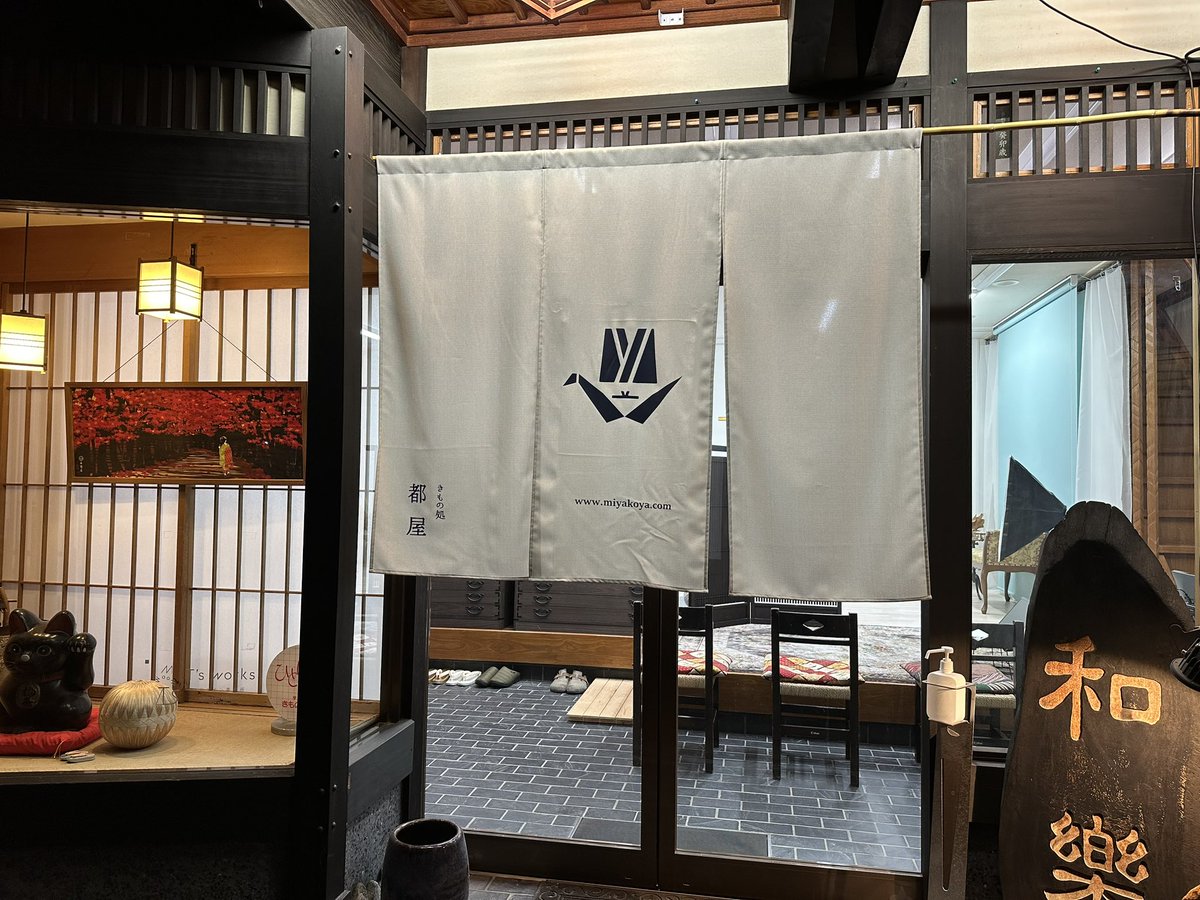Naaanchaaan's tweet photo. お店のニューロゴスタイルです。暖簾もつきました。 https://t.co/xsHf5rO6pm