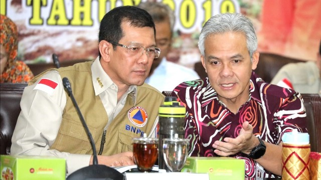 ganjarpranowo's tweet photo. Saya mengucapkan belasungkawa sedalam-dalamnya kepada keluarga besar Bapak Doni Monardo. 

Pak Doni  tentara yang sangat cinta pada tanaman, dan saya sangat dekat sekali dengan beliau karena tanaman.

Beliau mengajak saya untuk mengambil satu benih, bibit pohon dari Maluku dan kami belum sempat melakukannya. 

Selamat Jalan Sahabat. Jasamu akan selalu kami kenang 🥀🥀🥀