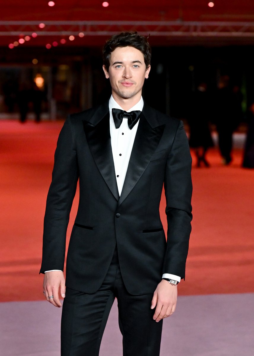 Tom Blyth poses for photos at the #AcademyGala. bit.ly/3uCytN0
