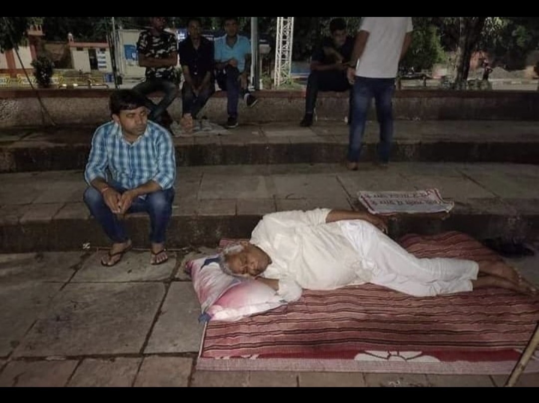 Adivasiobcnews's tweet photo. डॉक्टर किरोडी लाल मीणा की सरल साध की जिंदगी हमें चाहिए यही मुख्यमंत्री @DrKirodilalBJP https://t.co/ugNCceiZyE