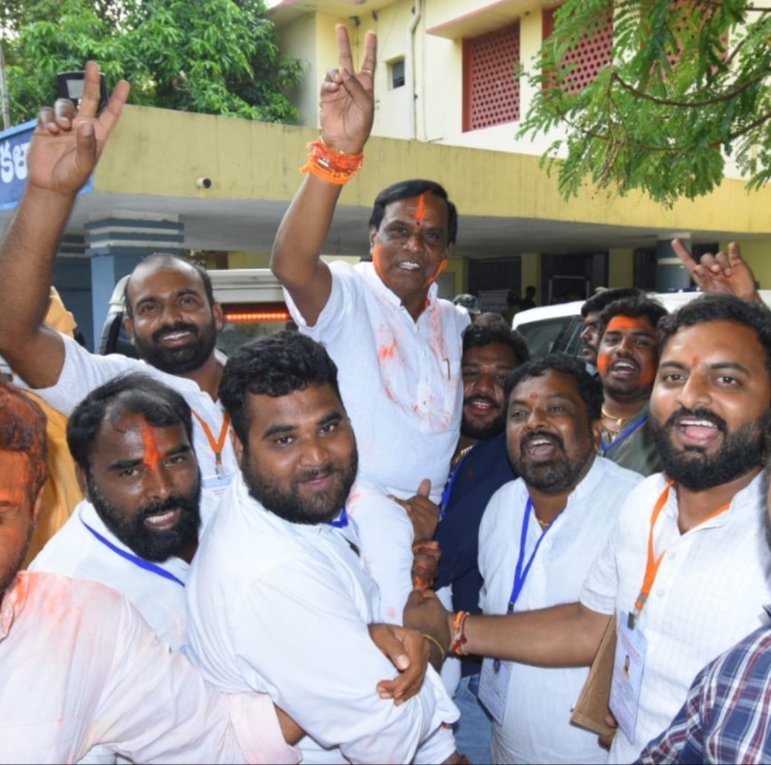 bhaskarreddynzb's tweet photo. నిజామాబాద్ అర్బన్ బీజేపీ MLA గా అఖండ విజయం సాధించిన దన్ పాల్ సూరన్న గారికి హృదయపూర్వక శుభాకాంక్షలు.
@narendramodi @AmitShah @PMOIndia @BJP4India @BJP4Telangana @Dhanpal_Suranna https://t.co/F8fdxvjfg2