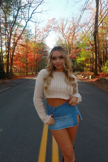 My last fall photos before I go full Christmas mode❤️ https://t.co/ds81jBjVNb