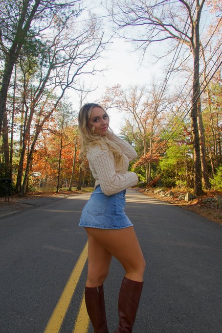 My last fall photos before I go full Christmas mode❤️ https://t.co/ds81jBjVNb