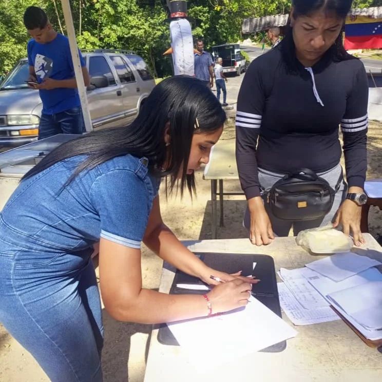 CleSucre's tweet photo. Trabajadoras y trabajadores activos en defensa del Esequibo.  

#VenezuelaEsEsequibo #SomosCles #ChávezsiempreChávez #GestiónParlamentaria2023 https://t.co/JhEVH4do2S